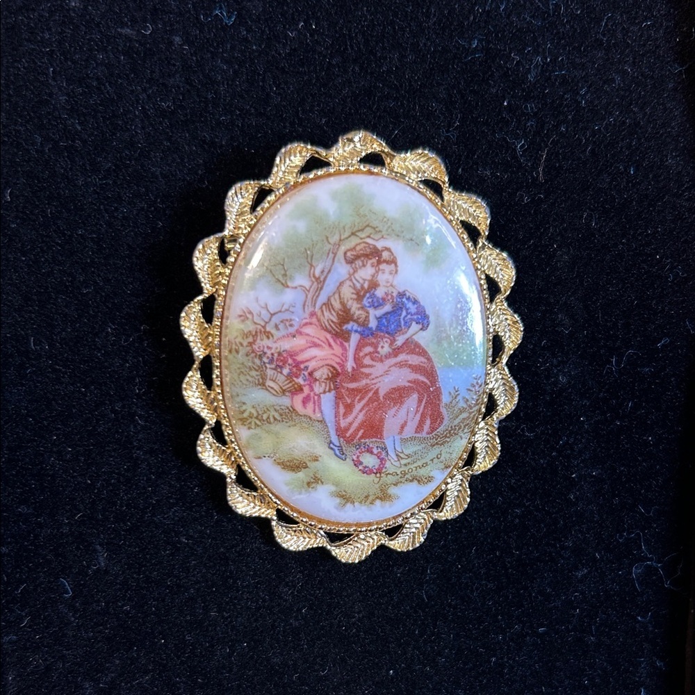 Vintage Fragonard porcelain courting couple brooch w/ gold-tone scallop setting